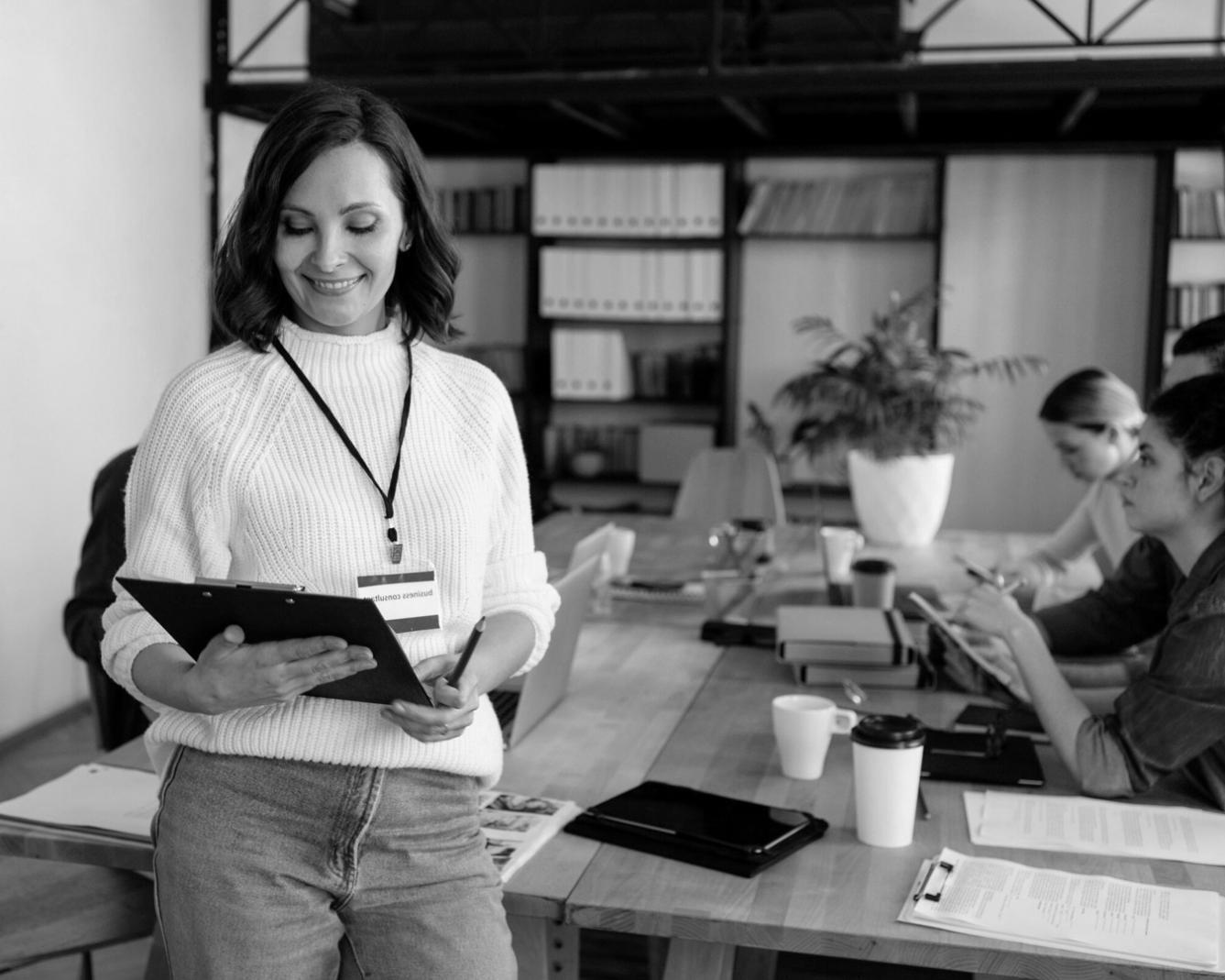 Frau arbeitet konzentriert an finanziellen Unterlagen