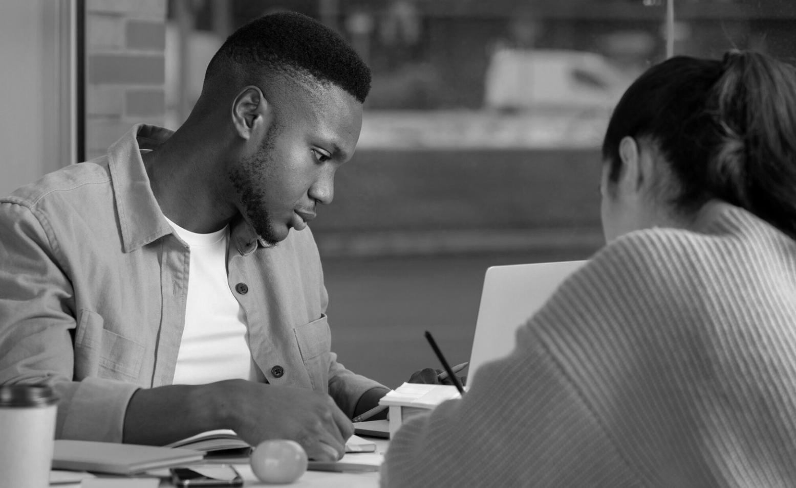 Person analysiert Finanzdiagramme auf Laptop